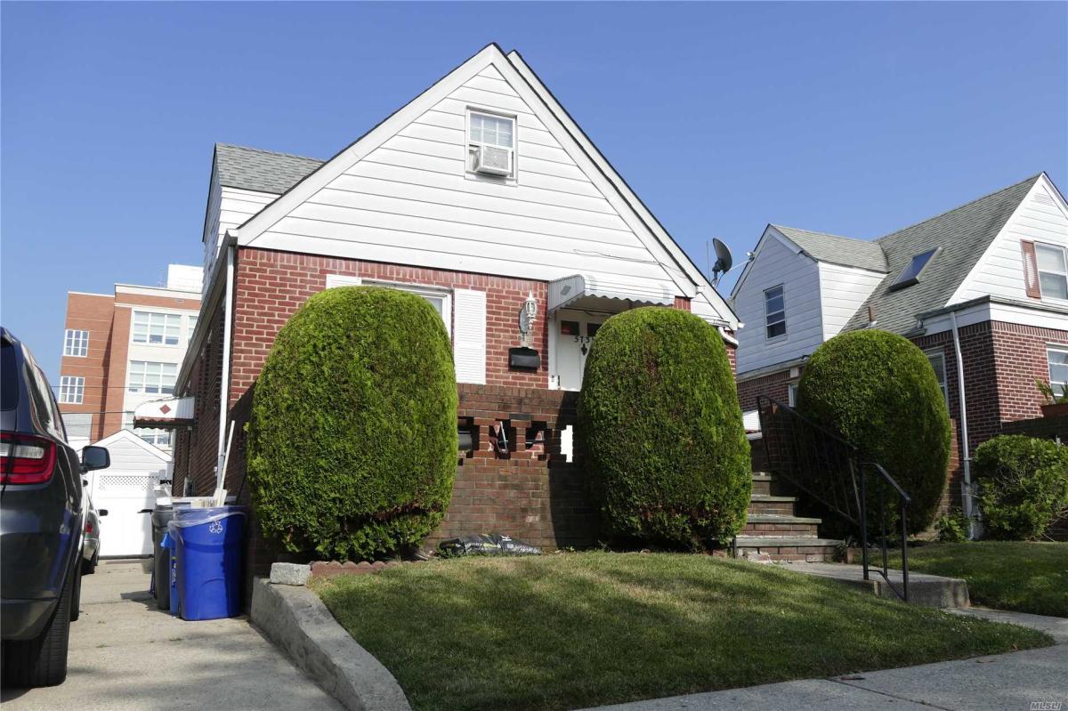 Single Family House - 5735 Parsons Blvd