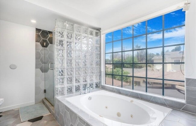 Foto del edificio - 2481 S Bundy Dr