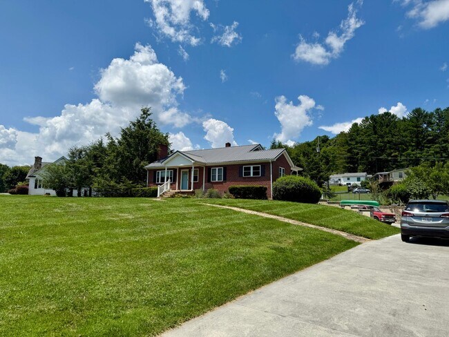 Foto del edificio - Beautiful 3 Bedroom / 2 Bathroom Home – Marion, VA – $1,600/Month