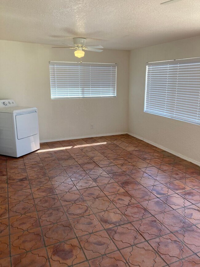 Building Photo - Charming 2 Bed/1 Bath Cottage