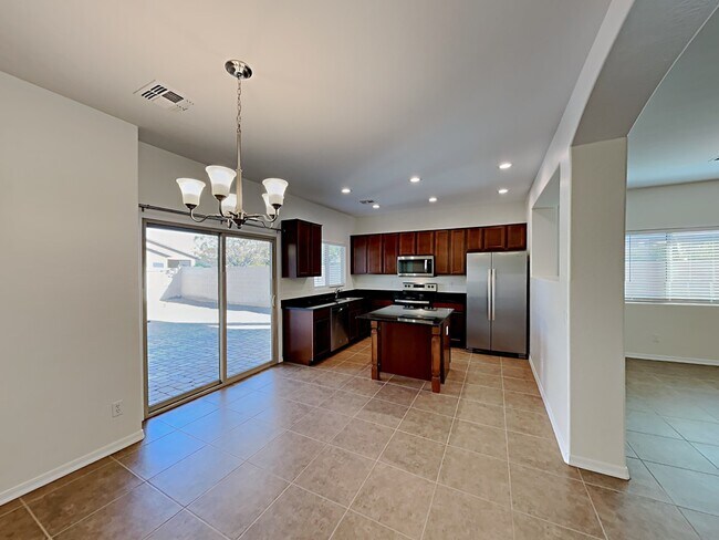 Foto del edificio - 868 Basswood Ave