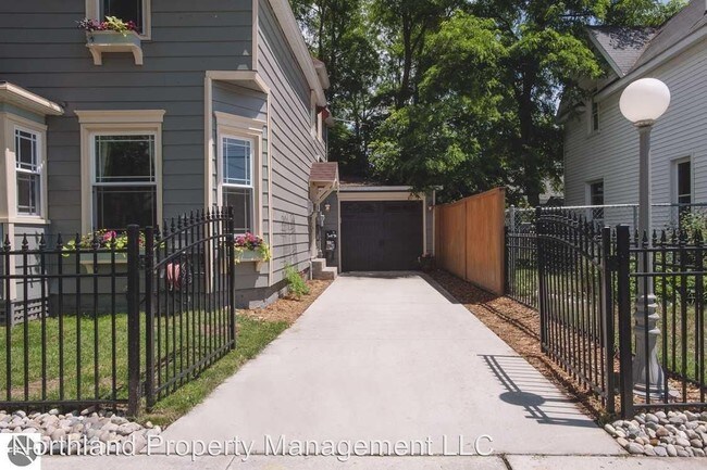 Building Photo - 3 br, 1.5 bath House - 803 Cass St