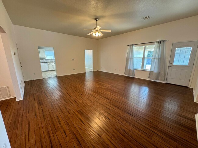 Building Photo - 408 Viola Dr