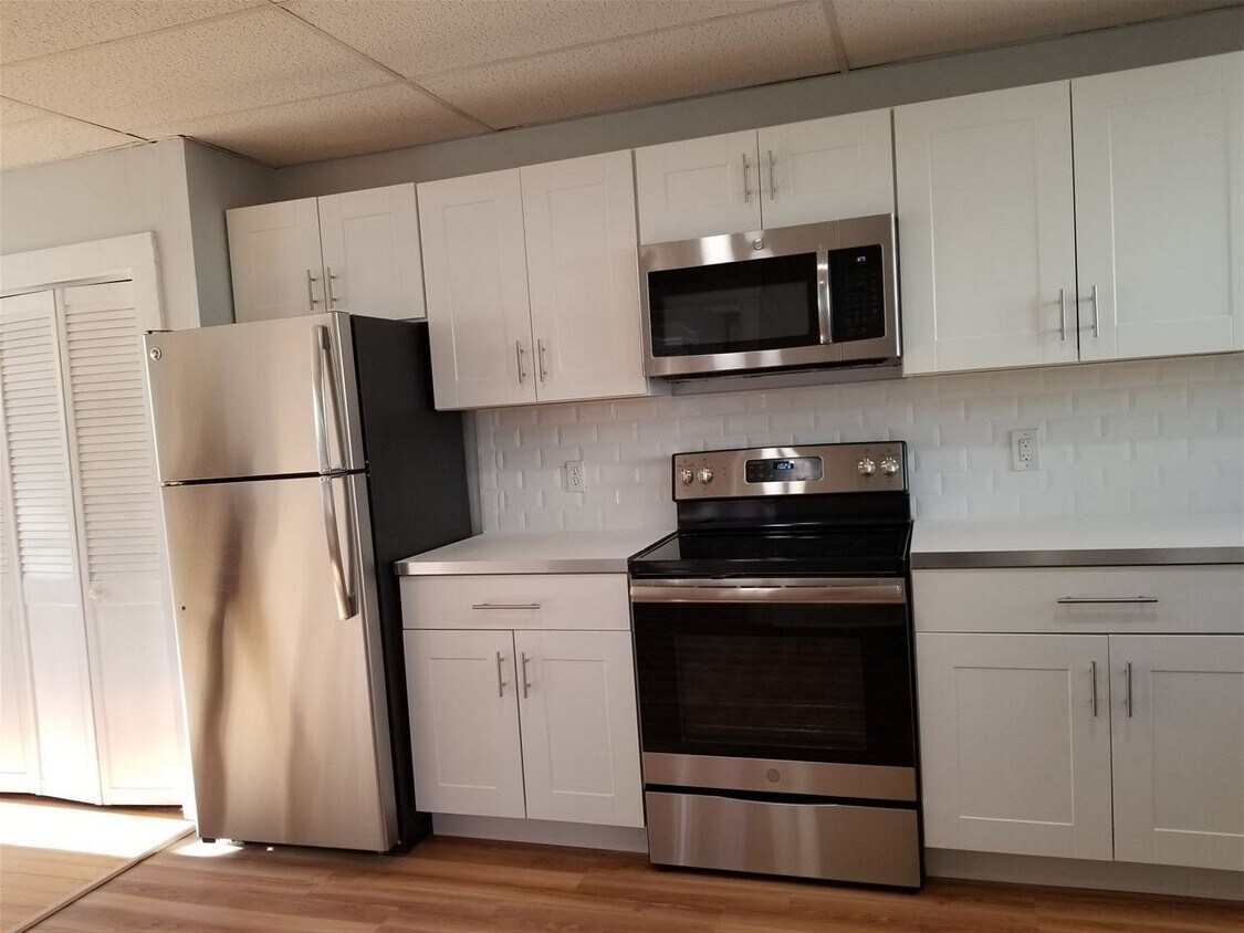 136 Broadway Unit A, Dover, NH 03820 Room for Rent in Dover, NH
