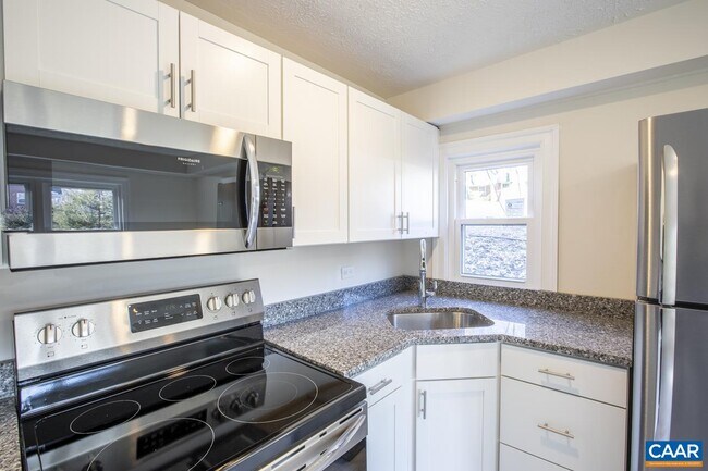 Foto del edificio - 616 Rockcreek Rd