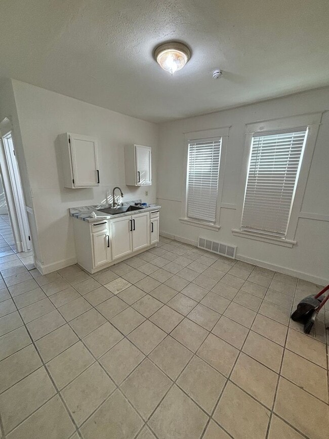 Building Photo - Spacious 6-Bedroom Home with Modern Update...