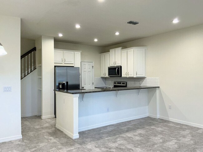 Building Photo - REDUCED!!! Conveniently Located PET FRIEND...