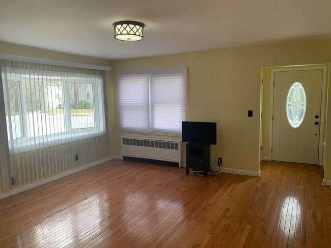 Building Photo - Terrific 4 Bed/1 Bath Home in Elmont!
