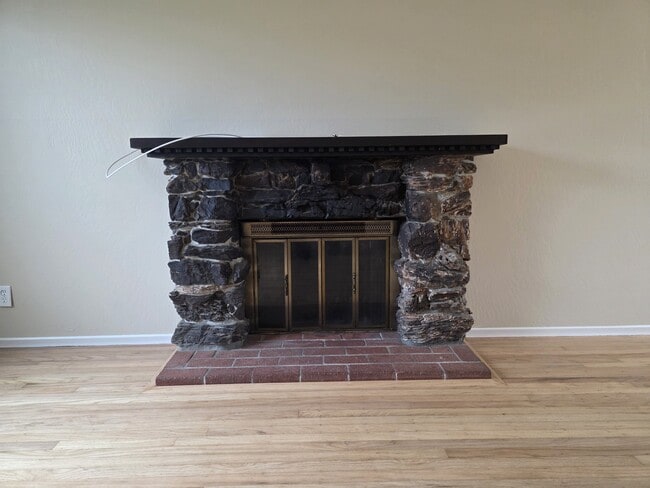 Building Photo - 2440 Maywood Dr