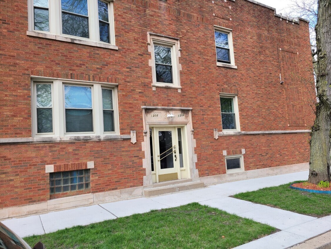 Foto principal - 1306 W 92nd St