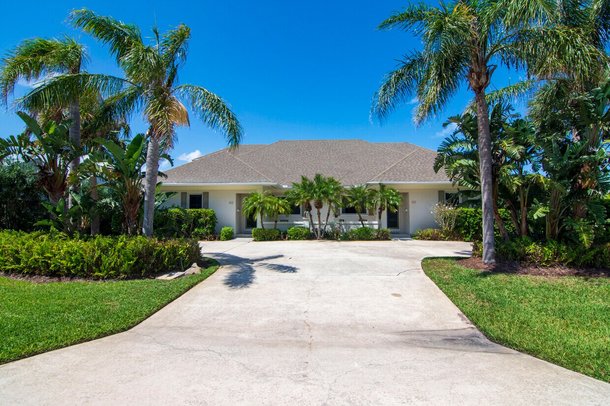 Primary Photo - 907 Live Oak Rd