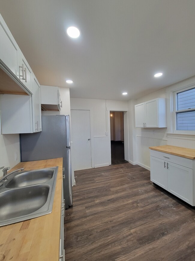 Building Photo - 603 E Spruce St