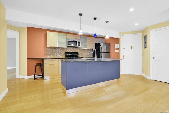 Foto del edificio - 8375 117th St