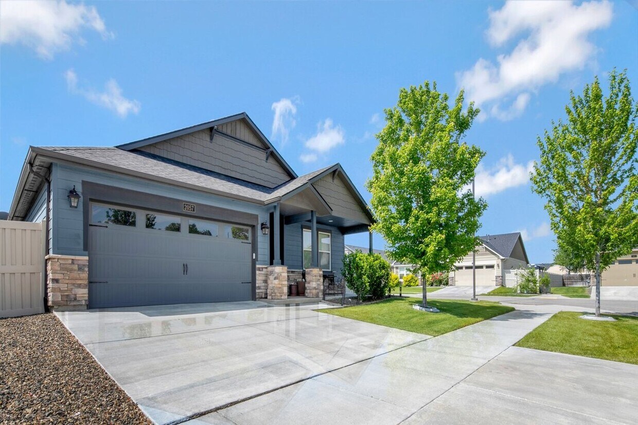 Foto principal - 3 - Bedroom Meridian home on corner lot!!