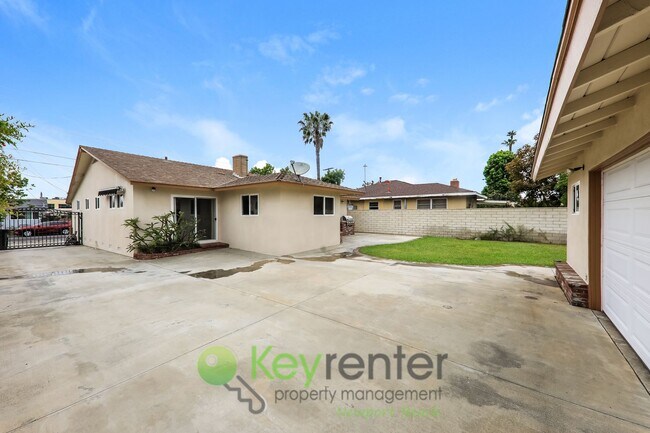 Building Photo - 3 Bedroom 2 bathroom in the heart of Orange