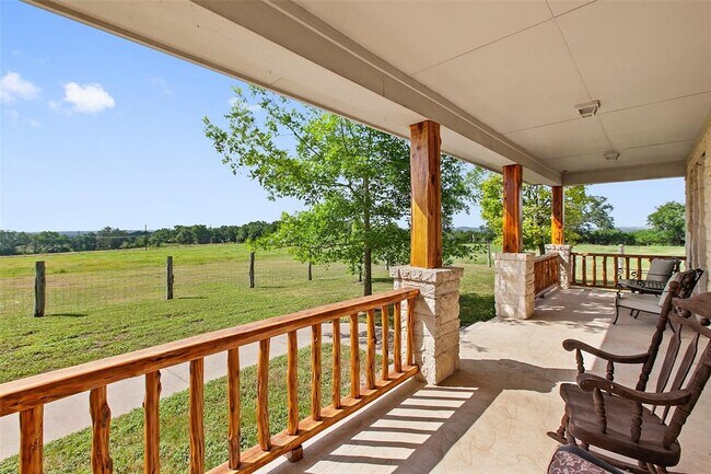 Foto del edificio - 12800 Silver Creek Rd