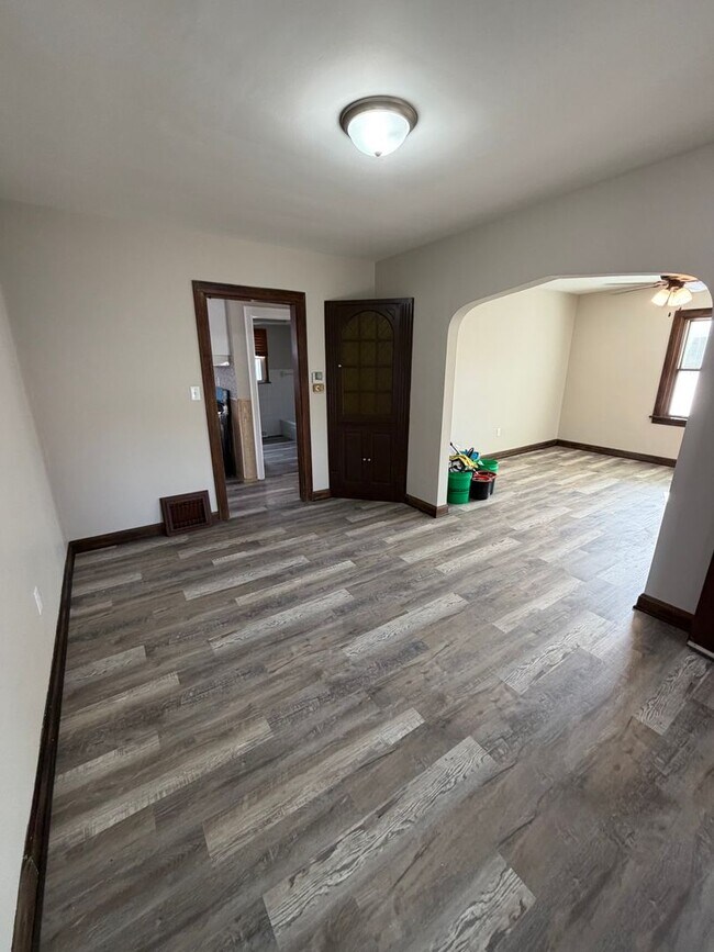 Building Photo - 3 Bedroom House - Rock Island