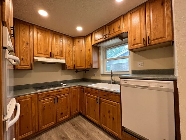 Building Photo - 3 Bedroom/2 Bathroom Home with Covered Pat...