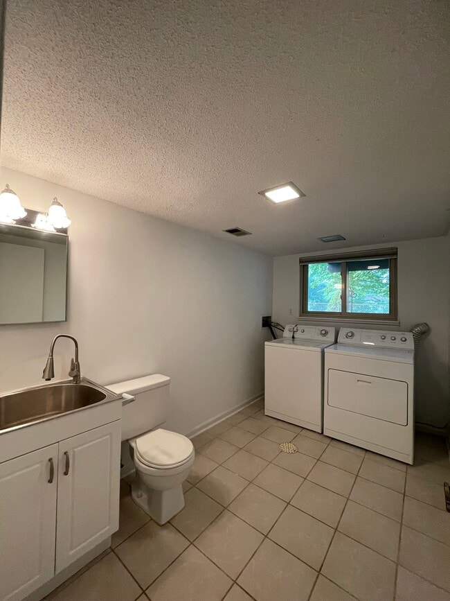 Building Photo - 1585 Concord Cir