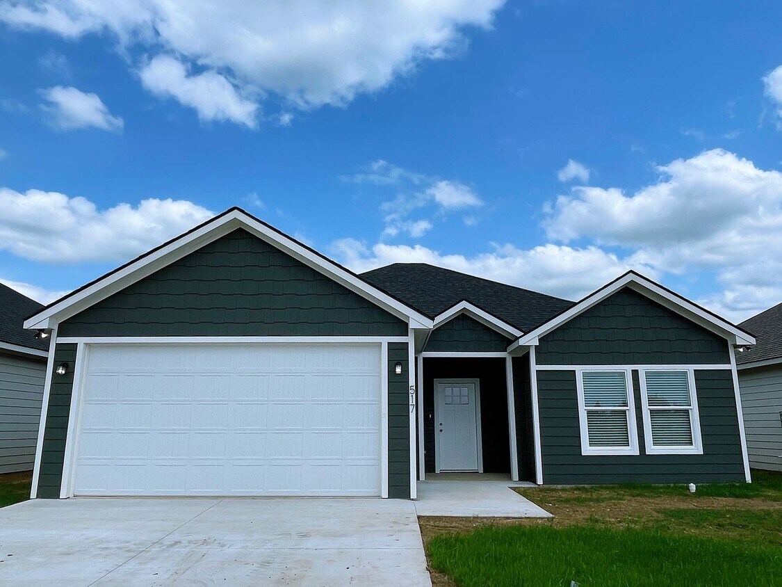 Foto principal - Cozy 3 bed, 2 bath close to City Center