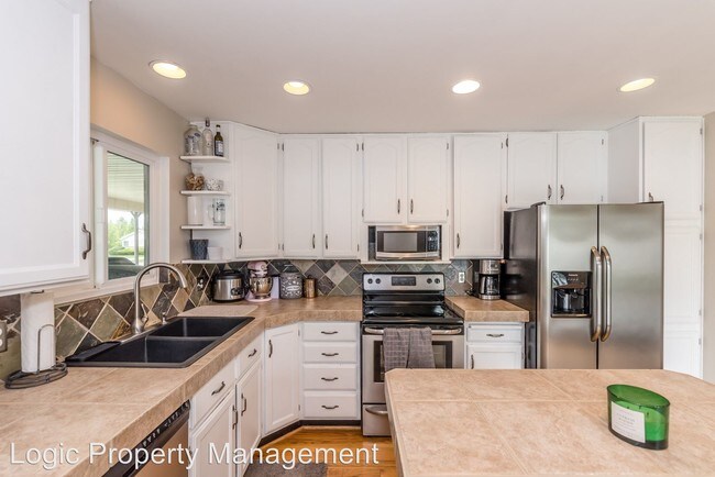 Building Photo - 3 br, 2 bath House - 1341 E. Mariposa Ave.