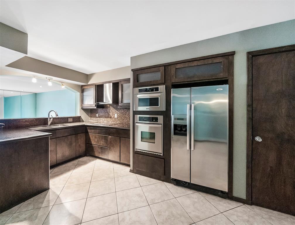 Primary Photo - 7655 Bellerive Dr
