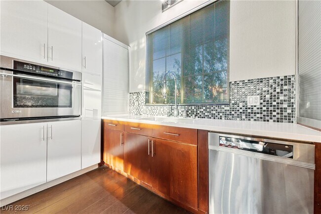 Foto del edificio - 5691 Deer Creek Falls Ct