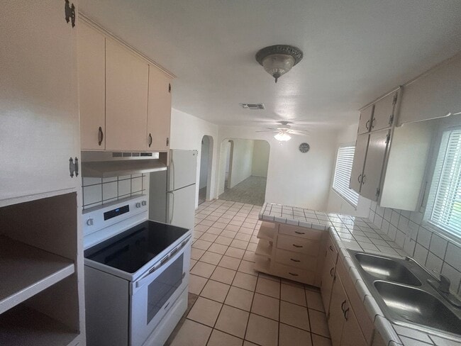 Foto del edificio - Move in Ready in  Hanford 3 bedroom, 1 bath with large yard!