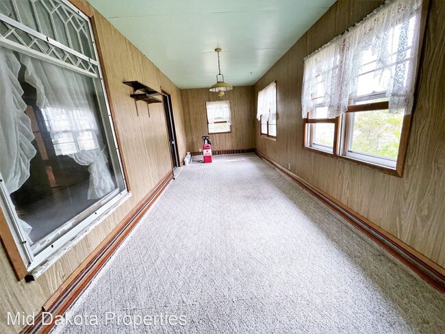 Building Photo - 4 br, 2 bath House - 101 E Douglas