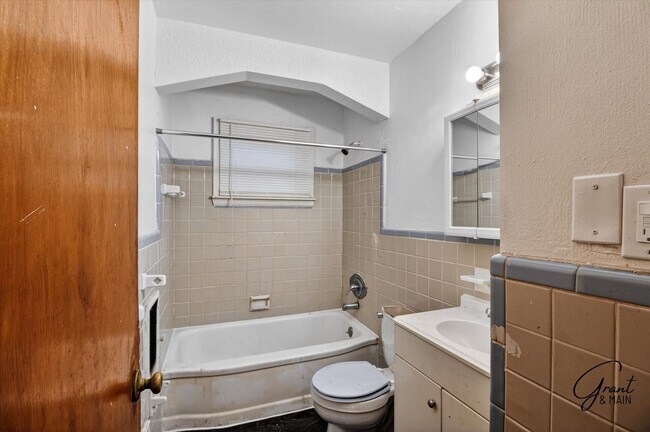Foto del edificio - $1050 Charming 2 Bed Home