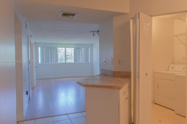 Foto del edificio - 6175 NW 186th St