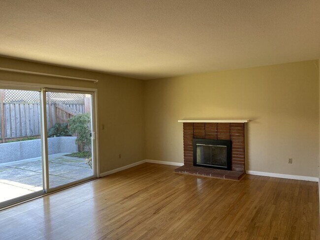 Building Photo - Nice 4/2 Single Level Home in East Petalum...