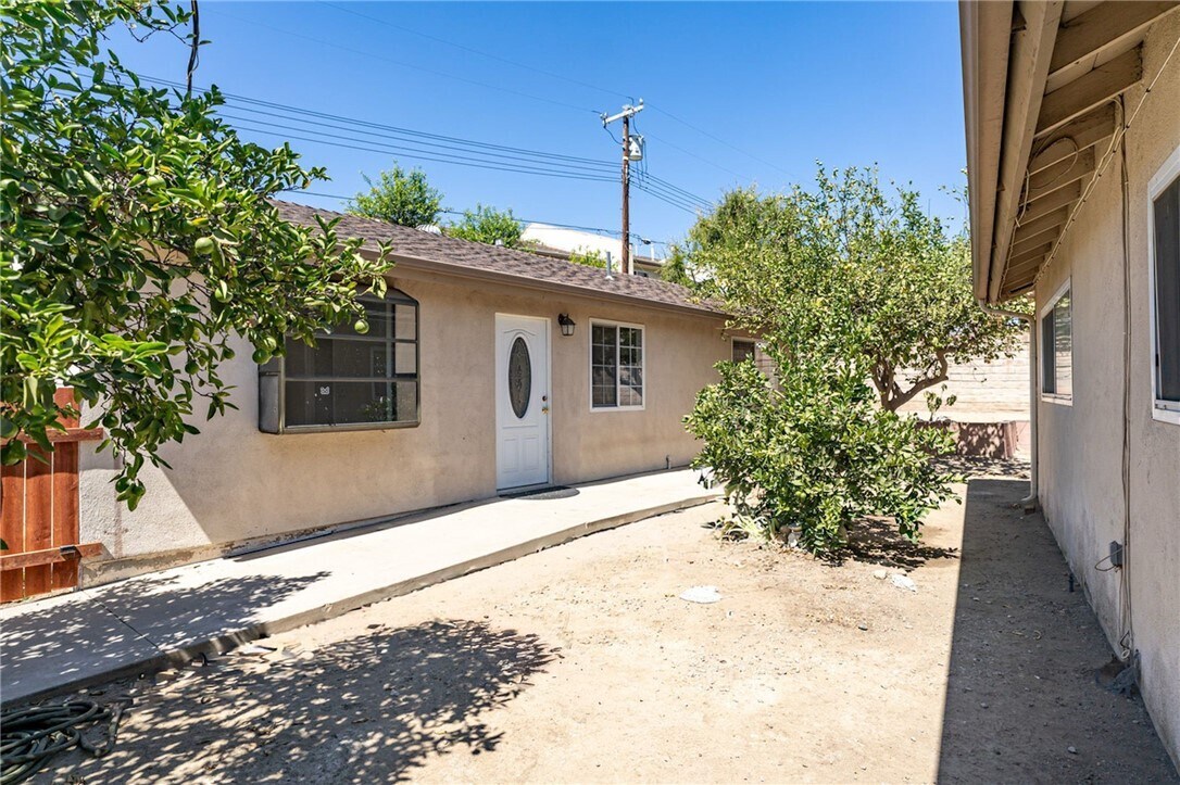 Foto principal - 9833 Shoshone Ave