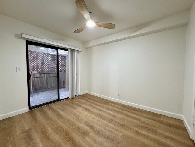 Foto del edificio - Stylish 2 bed + 2.5 bath + loft townhome n...