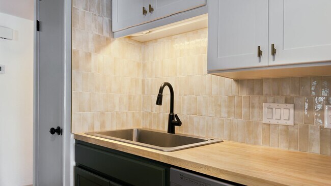 Foto del edificio - 7004 Oak Meadow Cir
