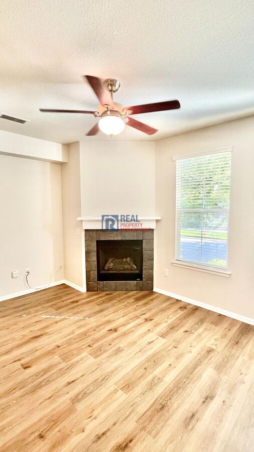 Foto del edificio - 9565 Elmhurst Ln