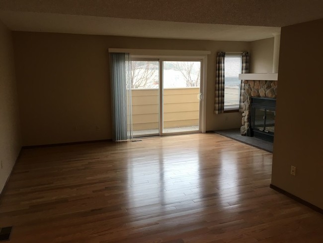 Foto del edificio - 2 Bedroom Townhome - Walkout BAsement