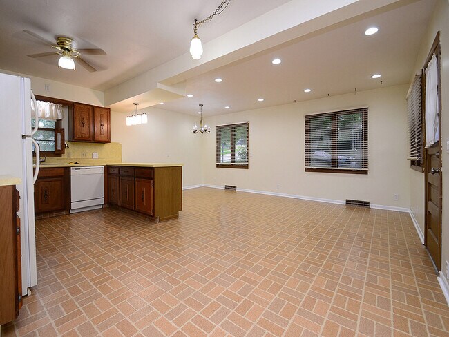 Building Photo - 12386 Bel Dr