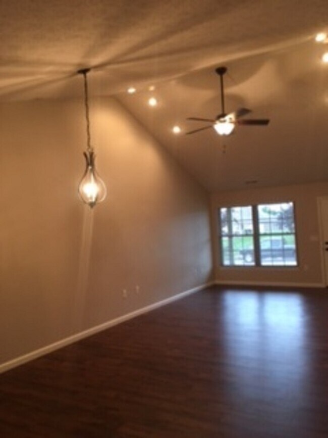 Building Photo - 321 Lauren Cir Dr