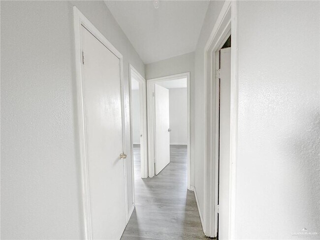 Building Photo - 2110 De Leon St