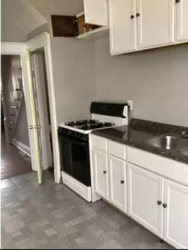 Building Photo - 4 Bedroom home with Hardwood Flooring