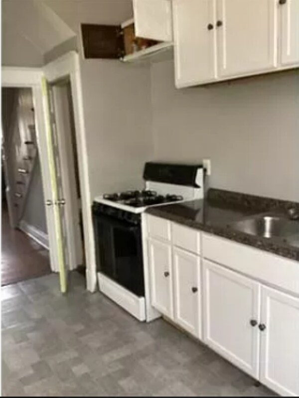 Foto del edificio - 4 Bedroom home with Hardwood Flooring