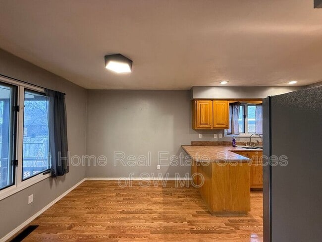 Building Photo - 935 S Belcrest Ave