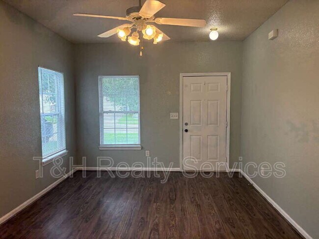 Foto del edificio - 8116 Lake Tree Ln