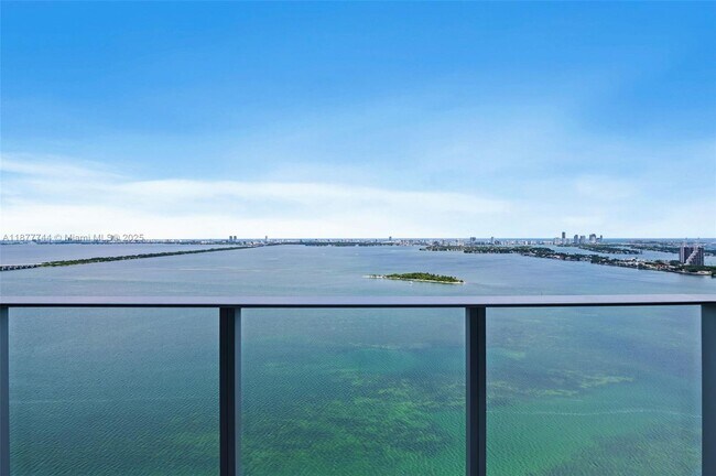Foto del edificio - 700 NE 24th St