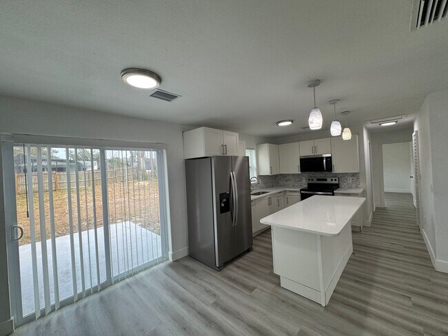 Foto del edificio - Recently Renovated 4/2 Home with Open Layout & Huge Backyard