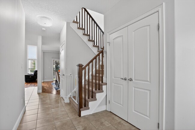 Building Photo - Spacious 4 Bedroom Executive Home in Desirable North London – Available August 1st!