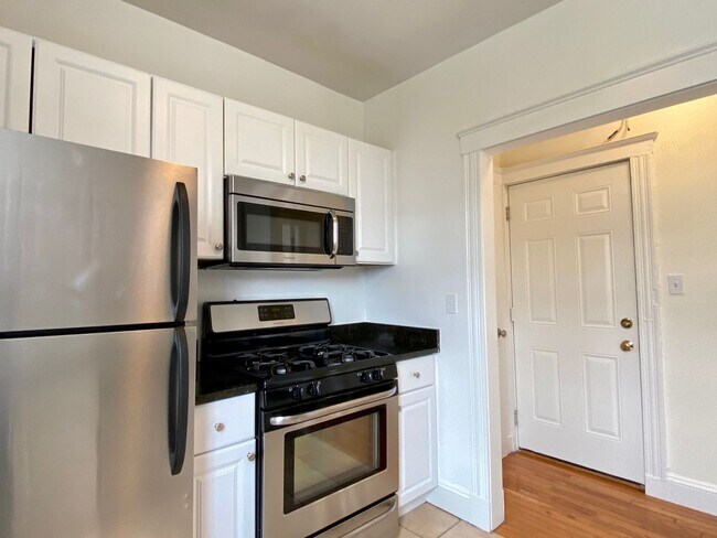 Building Photo - Nicely renovated top floor unit near Cleveland Circle!