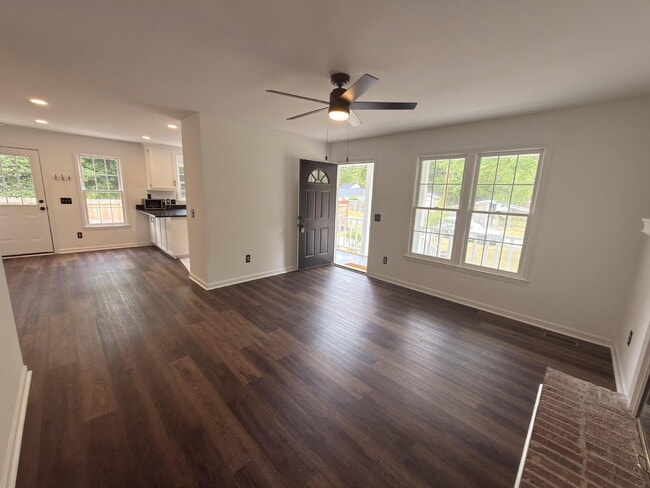 Building Photo - Move-In ready-Rosewood 3BR w/ Fenced Yard + Pet Friendly