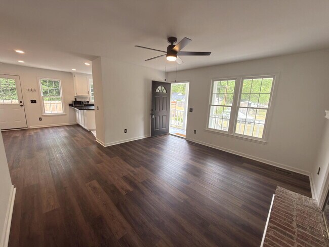 Foto del edificio - Move-In ready-Rosewood 3BR w/ Fenced Yard + Pet Friendly